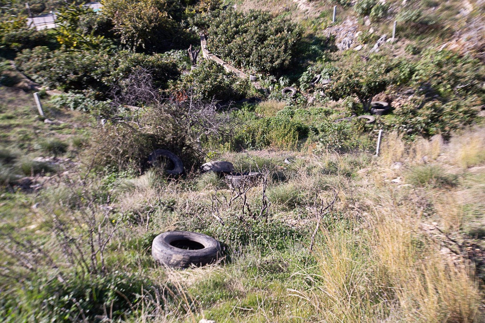 El año pasado voluntarios sacaron 800 ruedas de los acantilados de Castell, un caso flagrante. El Seprona advierte que realizará apostaderos para buscar a los autores