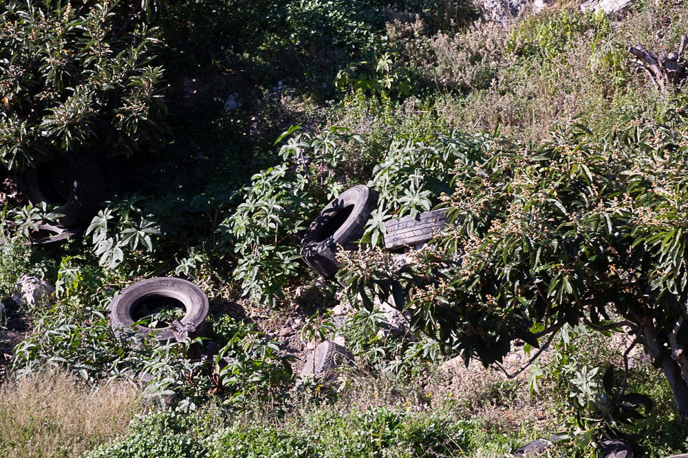 El año pasado voluntarios sacaron 800 ruedas de los acantilados de Castell, un caso flagrante. El Seprona advierte que realizará apostaderos para buscar a los autores