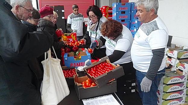 Los agricultores almerienses y granadinos en plena venta de los productos en el mercado de Bingen am Rheim.