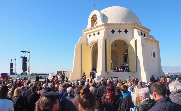 Más de 4.000 almerienses acompañan a la Virgen del Mar hasta su ermita