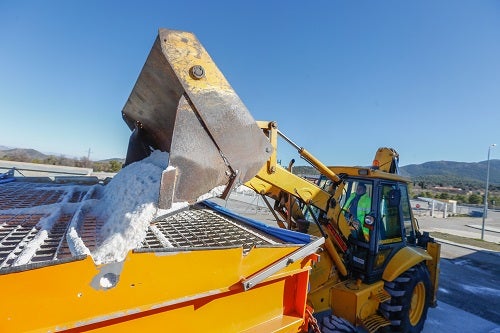 La sal se ha convertido en el aliado más leal para proteger la red de carreteras de la provincia de Granada durante la ola de frío del invierno.