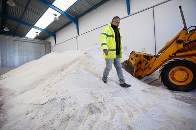 La sal se ha convertido en el aliado más leal para proteger la red de carreteras de la provincia de Granada durante la ola de frío del invierno.