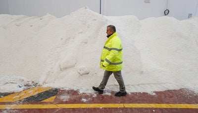 La sal se ha convertido en el aliado más leal para proteger la red de carreteras de la provincia de Granada durante la ola de frío del invierno.