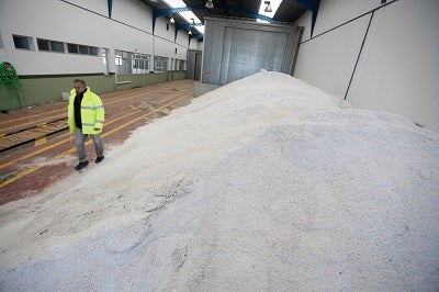 La sal se ha convertido en el aliado más leal para proteger la red de carreteras de la provincia de Granada durante la ola de frío del invierno.