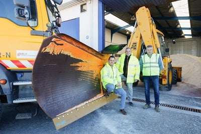 La sal se ha convertido en el aliado más leal para proteger la red de carreteras de la provincia de Granada durante la ola de frío del invierno.