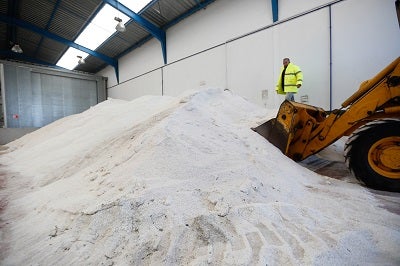 La sal se ha convertido en el aliado más leal para proteger la red de carreteras de la provincia de Granada durante la ola de frío del invierno.