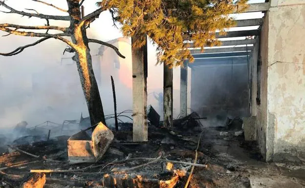 Dos bomberos heridos por descargas eléctricas en el incendio de un poblado de chabolas en Níjar