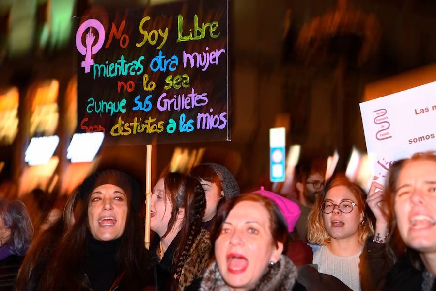 Las feministas lanzaron este martes una amplia movilización en toda España en contra del partido ultraderechista Vox, que causó indignación al denunciar la ley de violencia de género, hasta ahora apoyada de forma unánime por la clase política.