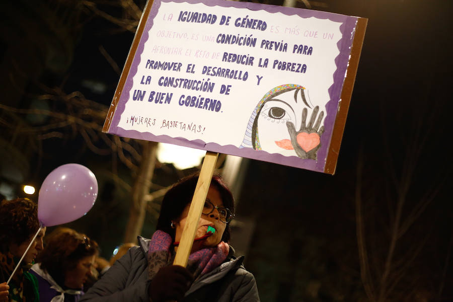 Las feministas lanzaron este martes una amplia movilización en toda España en contra del partido ultraderechista Vox, que causó indignación al denunciar la ley de violencia de género, hasta ahora apoyada de forma unánime por la clase política.