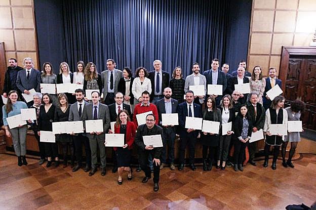 Los 36 doctores excelentes, algunos representados por allegados, posan con la rectora con sus distinciones. 