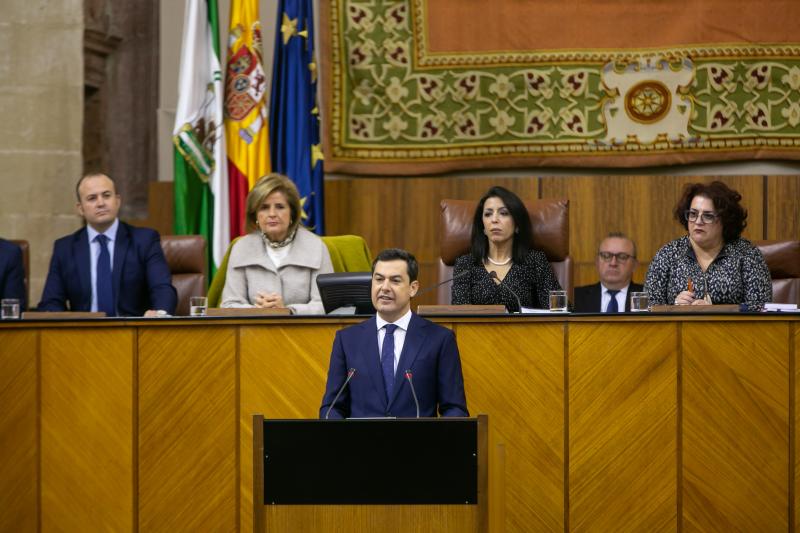 El líder del PP andaluz protagoniza el acto de investidura en el Parlamento