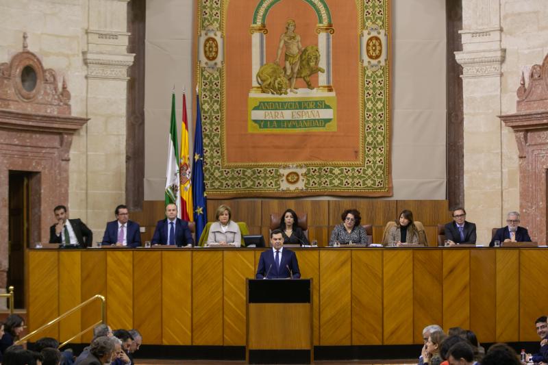 El líder del PP andaluz protagoniza el acto de investidura en el Parlamento