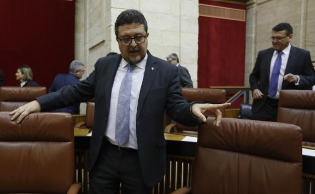 El líder de Vox, Francisco Serrano, en su escaño en el Parlamento andaluz, durante la sesión de investidura . 