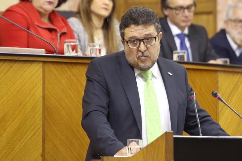 Junma Moreno responde a las intervenciones e los partidos con representación parlamentaria