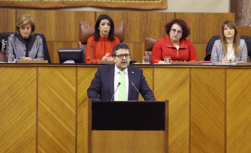 Junma Moreno responde a las intervenciones e los partidos con representación parlamentaria