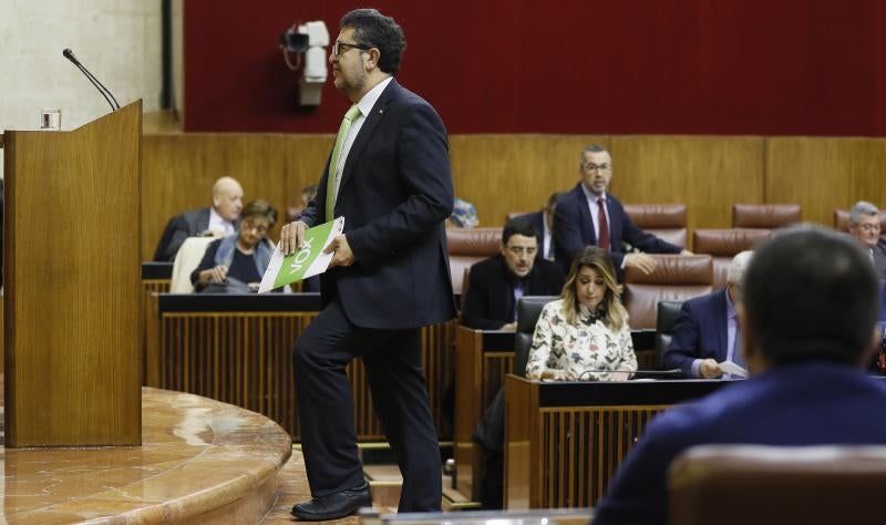 Junma Moreno responde a las intervenciones e los partidos con representación parlamentaria