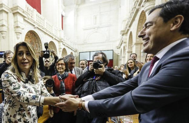 Susana Díaz se acerca a Juanma Moreno a felicitarle tras su elección como nuevo presidente de la Junta. 