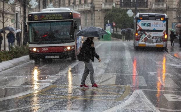 Viandante se protege de la lluvia con un paraguas el pasado 13 de diciembre, la última vez que hubo precipitaciones en la provincia.