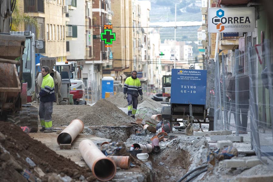 Los trabajos de renovación de las redes de saneamiento, abastecimiento y pluviales superan ya más de la mitad de la calle. 
