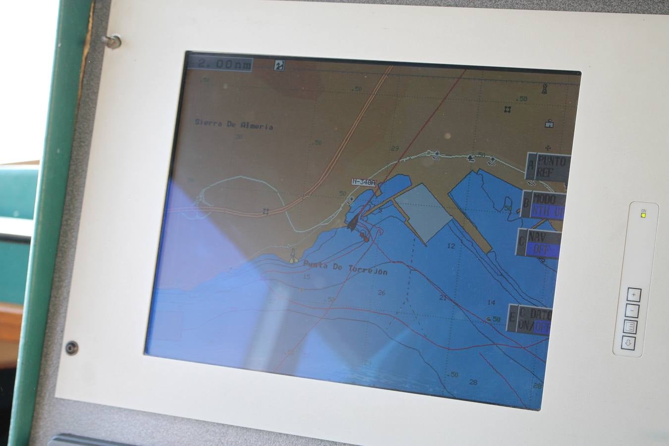 Junto a Salvamento Marítimo efectúa el primer test en Almería de un supuesto auxilio a un inmigrante caído al mar