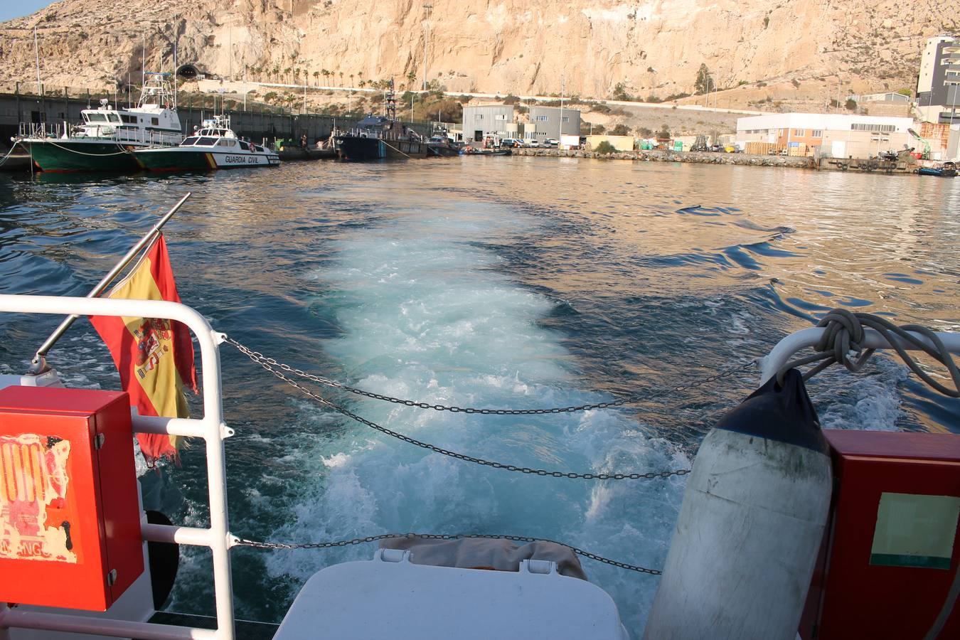 Junto a Salvamento Marítimo efectúa el primer test en Almería de un supuesto auxilio a un inmigrante caído al mar
