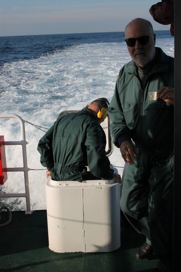 Junto a Salvamento Marítimo efectúa el primer test en Almería de un supuesto auxilio a un inmigrante caído al mar