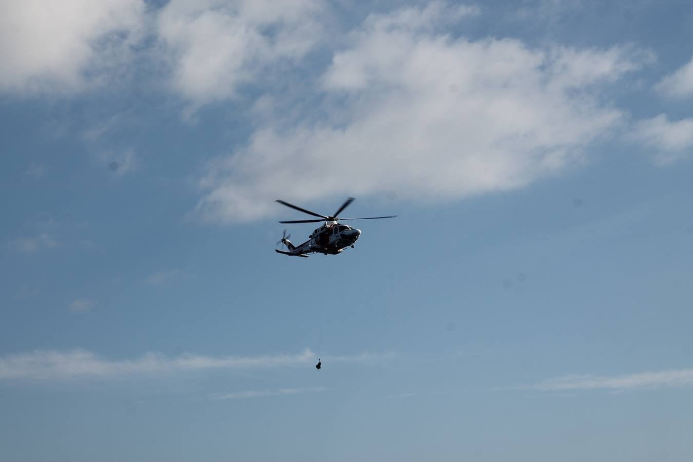 Junto a Salvamento Marítimo efectúa el primer test en Almería de un supuesto auxilio a un inmigrante caído al mar