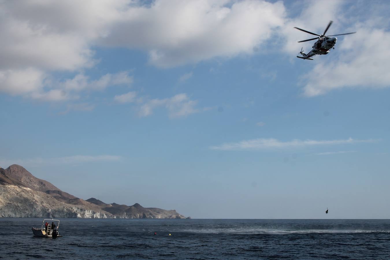 Junto a Salvamento Marítimo efectúa el primer test en Almería de un supuesto auxilio a un inmigrante caído al mar