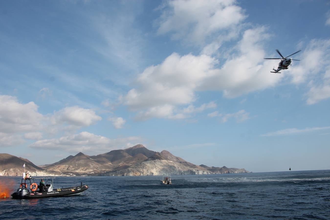 Junto a Salvamento Marítimo efectúa el primer test en Almería de un supuesto auxilio a un inmigrante caído al mar