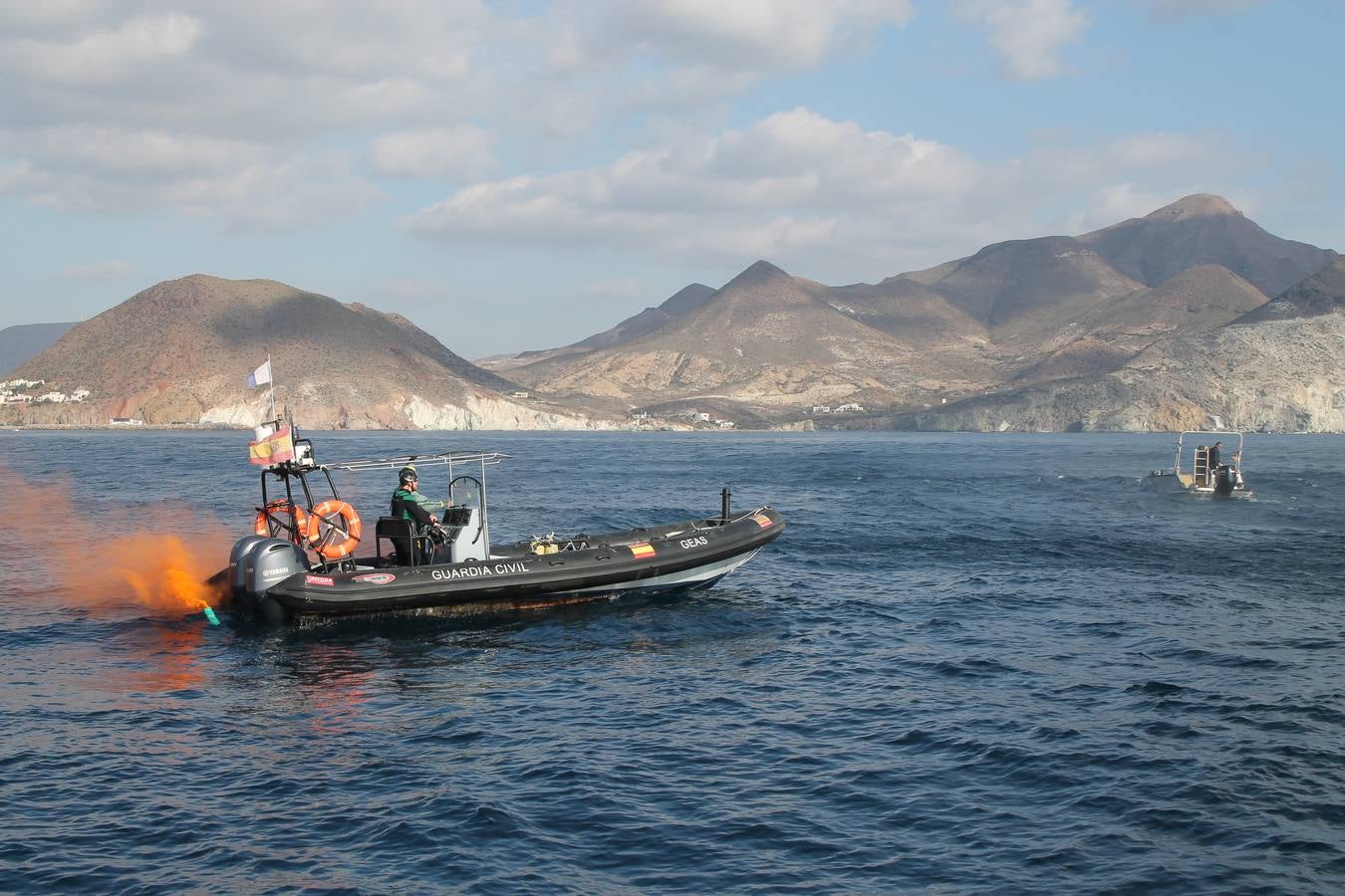 Junto a Salvamento Marítimo efectúa el primer test en Almería de un supuesto auxilio a un inmigrante caído al mar