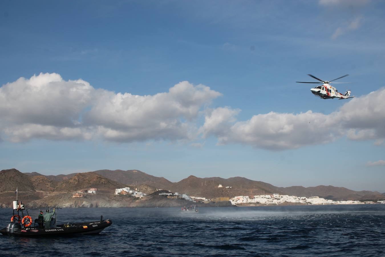 Junto a Salvamento Marítimo efectúa el primer test en Almería de un supuesto auxilio a un inmigrante caído al mar