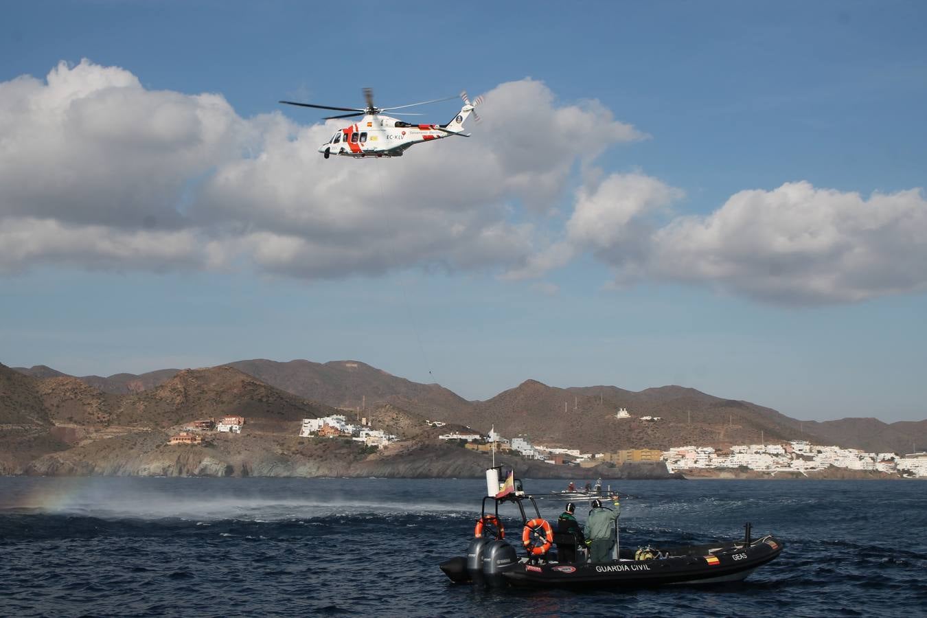 Junto a Salvamento Marítimo efectúa el primer test en Almería de un supuesto auxilio a un inmigrante caído al mar