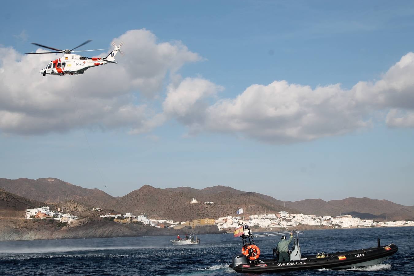 Junto a Salvamento Marítimo efectúa el primer test en Almería de un supuesto auxilio a un inmigrante caído al mar