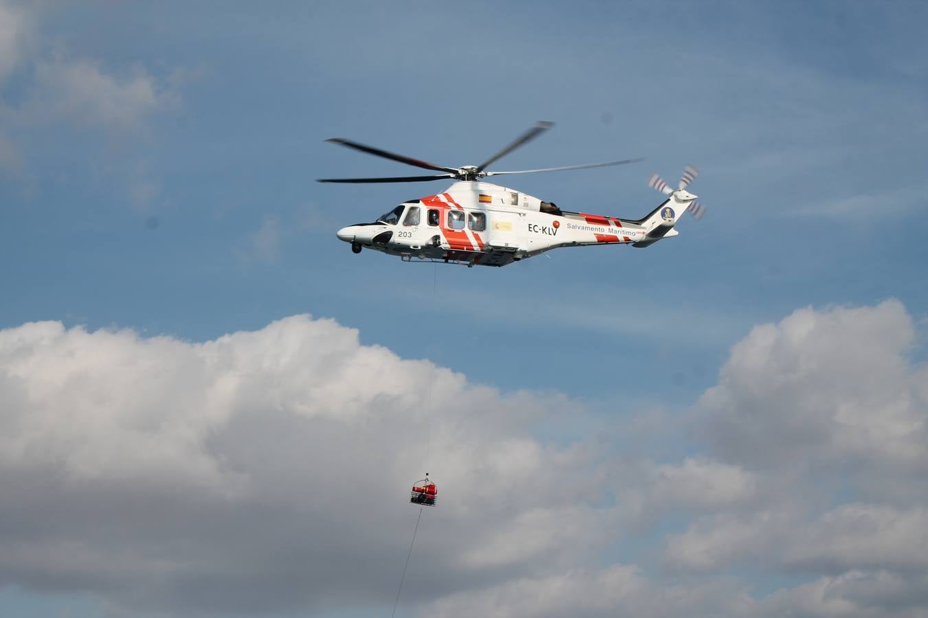 Junto a Salvamento Marítimo efectúa el primer test en Almería de un supuesto auxilio a un inmigrante caído al mar