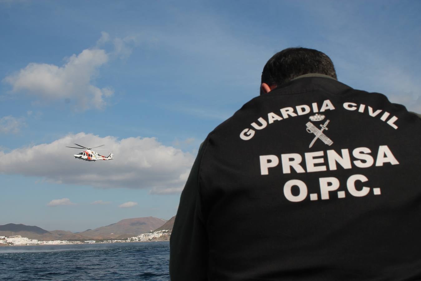 Junto a Salvamento Marítimo efectúa el primer test en Almería de un supuesto auxilio a un inmigrante caído al mar
