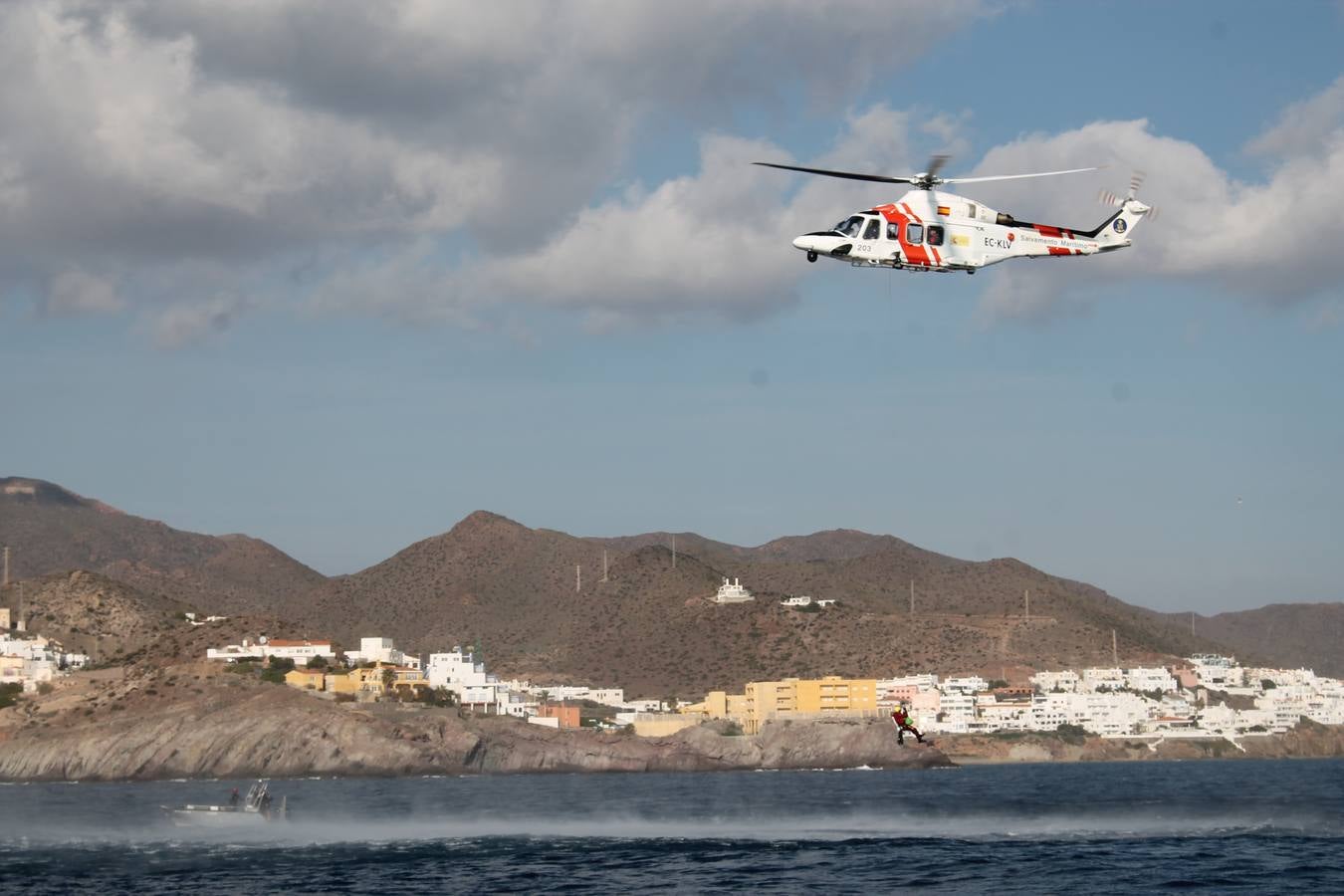 Junto a Salvamento Marítimo efectúa el primer test en Almería de un supuesto auxilio a un inmigrante caído al mar