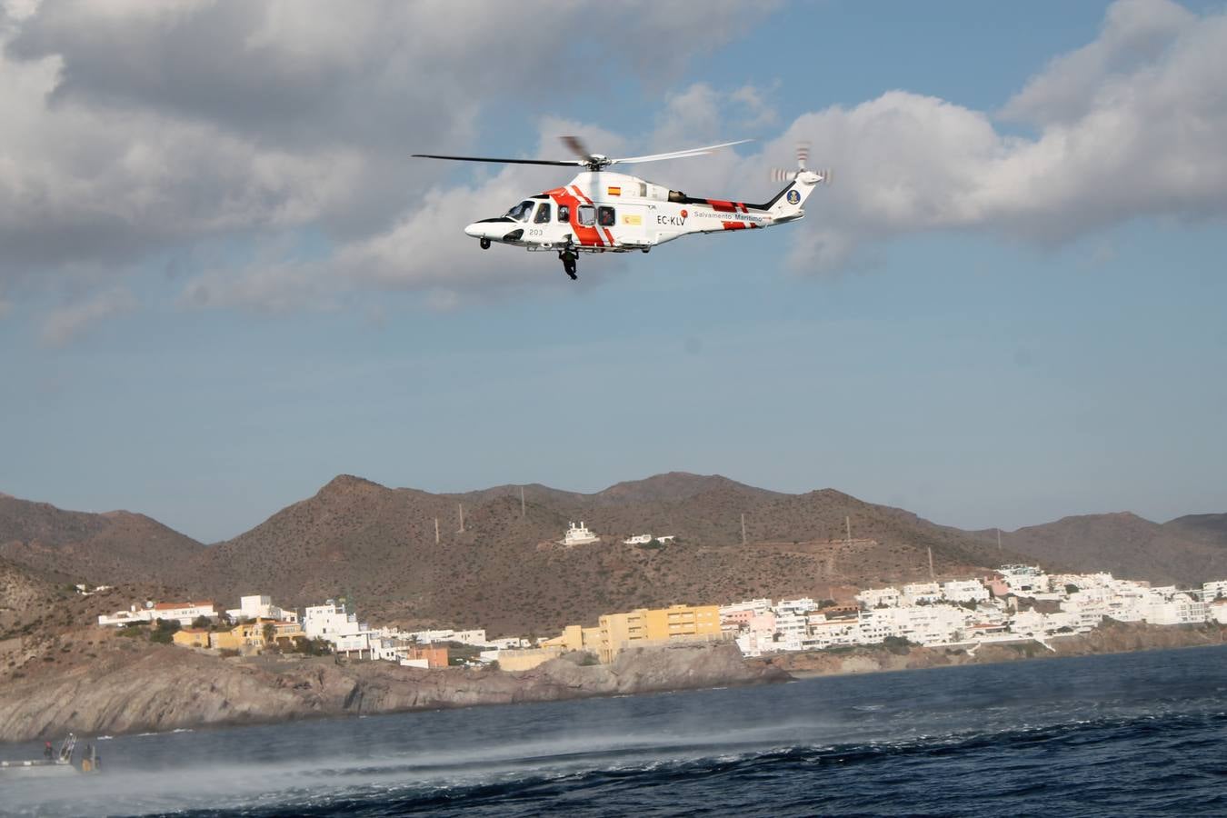 Junto a Salvamento Marítimo efectúa el primer test en Almería de un supuesto auxilio a un inmigrante caído al mar