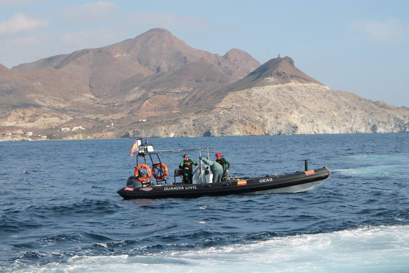 Junto a Salvamento Marítimo efectúa el primer test en Almería de un supuesto auxilio a un inmigrante caído al mar
