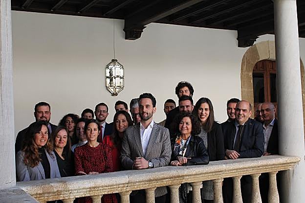 Representantes de la UGR y de la AJE posan tras la firma del acuerdo. 