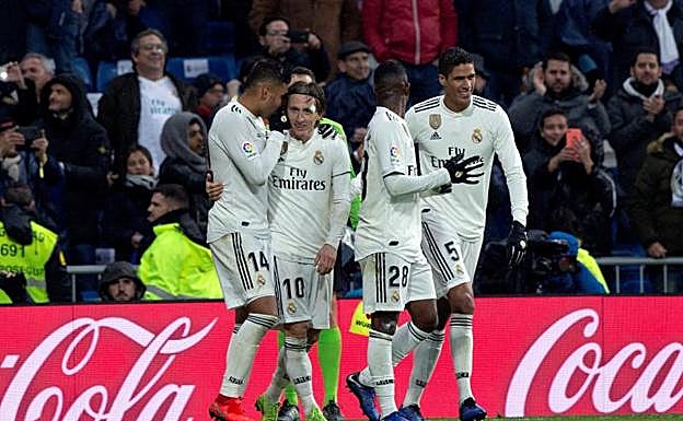 Los futbolistas del Real Madrid celebran el gol de Modric. 
