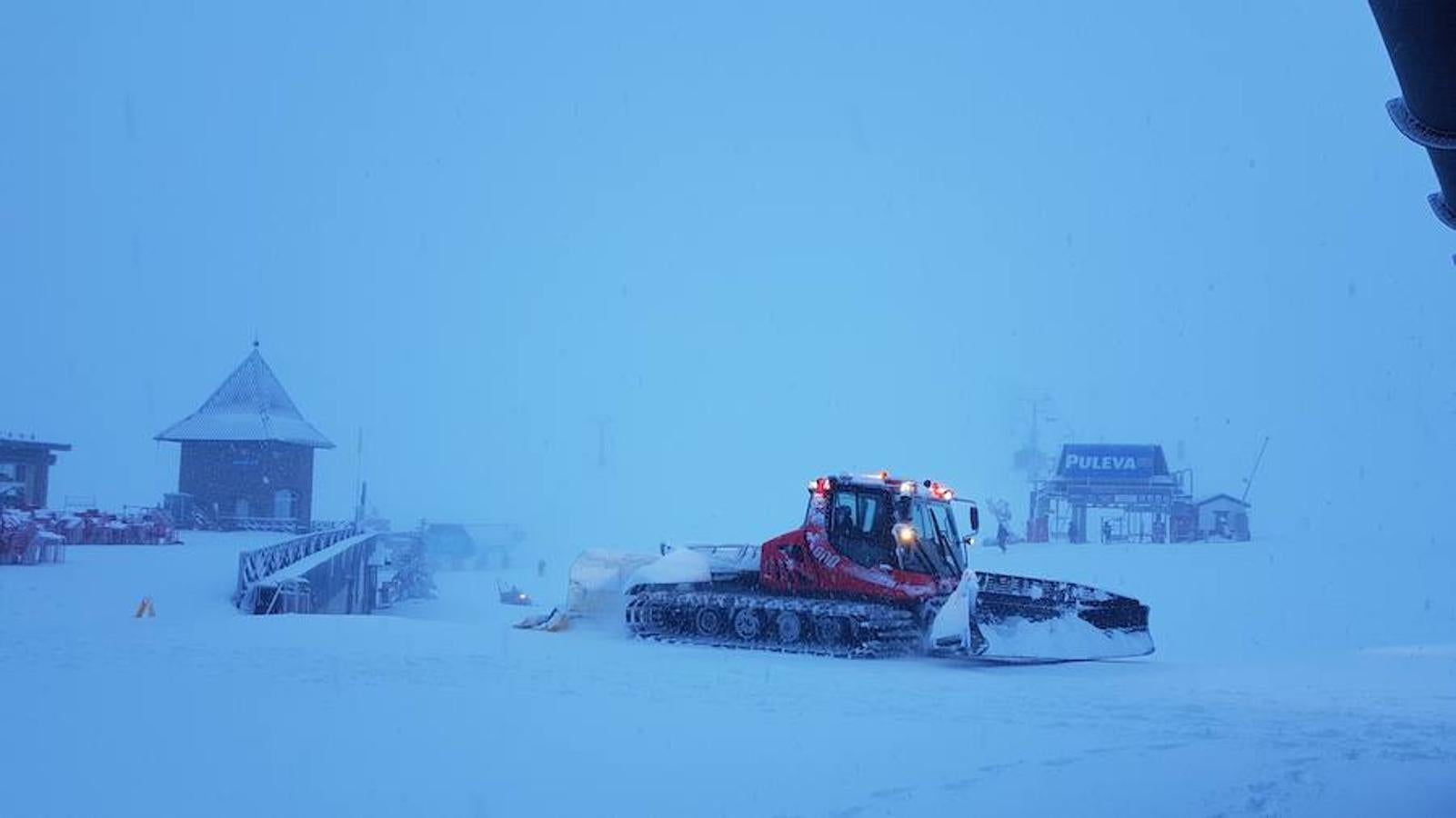 Horas de mucha nieve en la estación dejan imágenes típicamente invernales