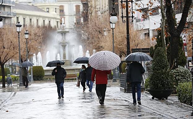 Imagen. La lluvia vuelve a Granada tras 40 días de sequía