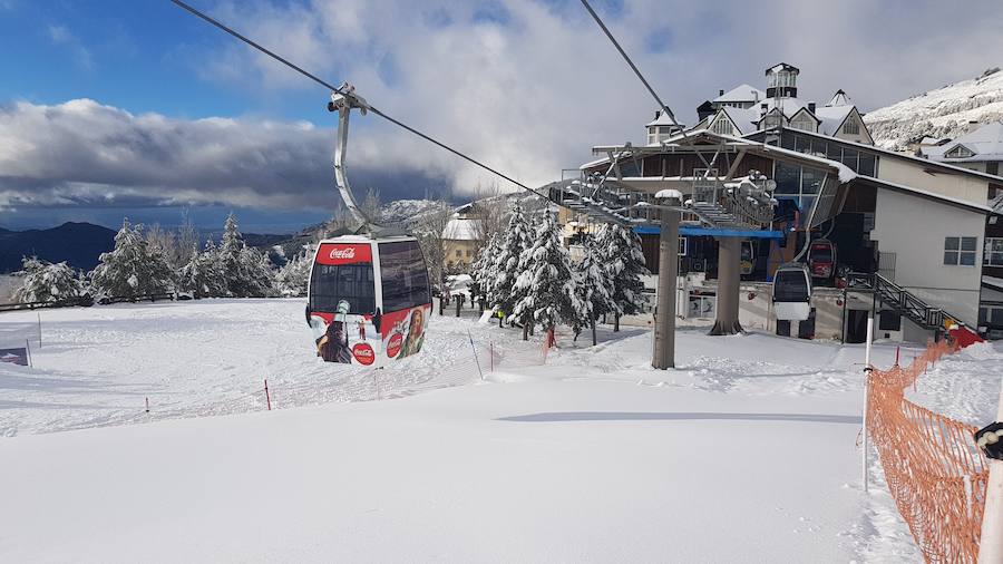 Horas de mucha nieve en la estación dejan imágenes típicamente invernales