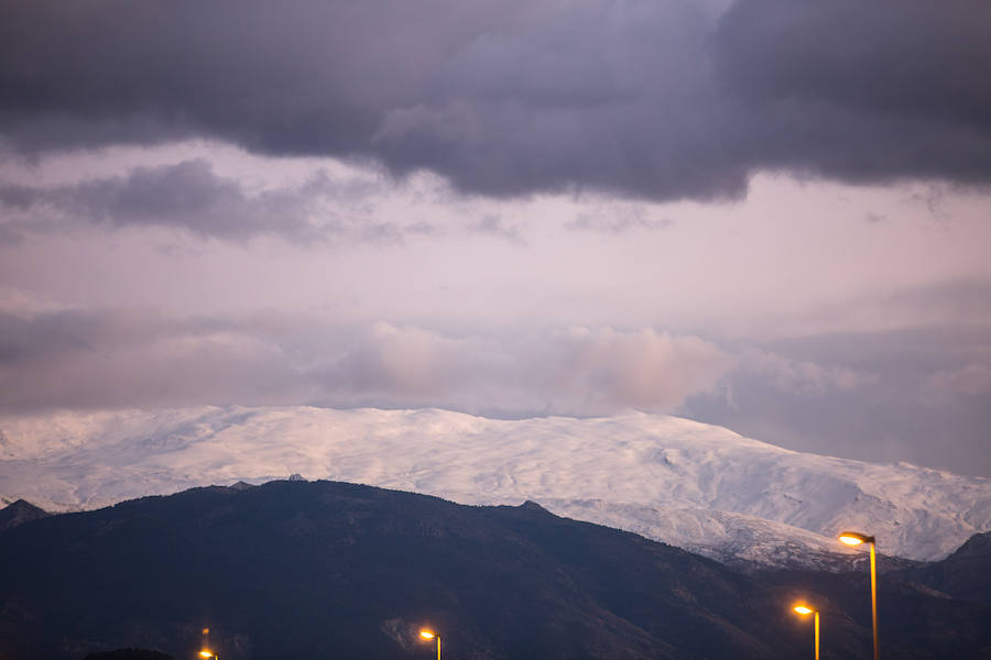 Horas de mucha nieve en la estación dejan imágenes típicamente invernales