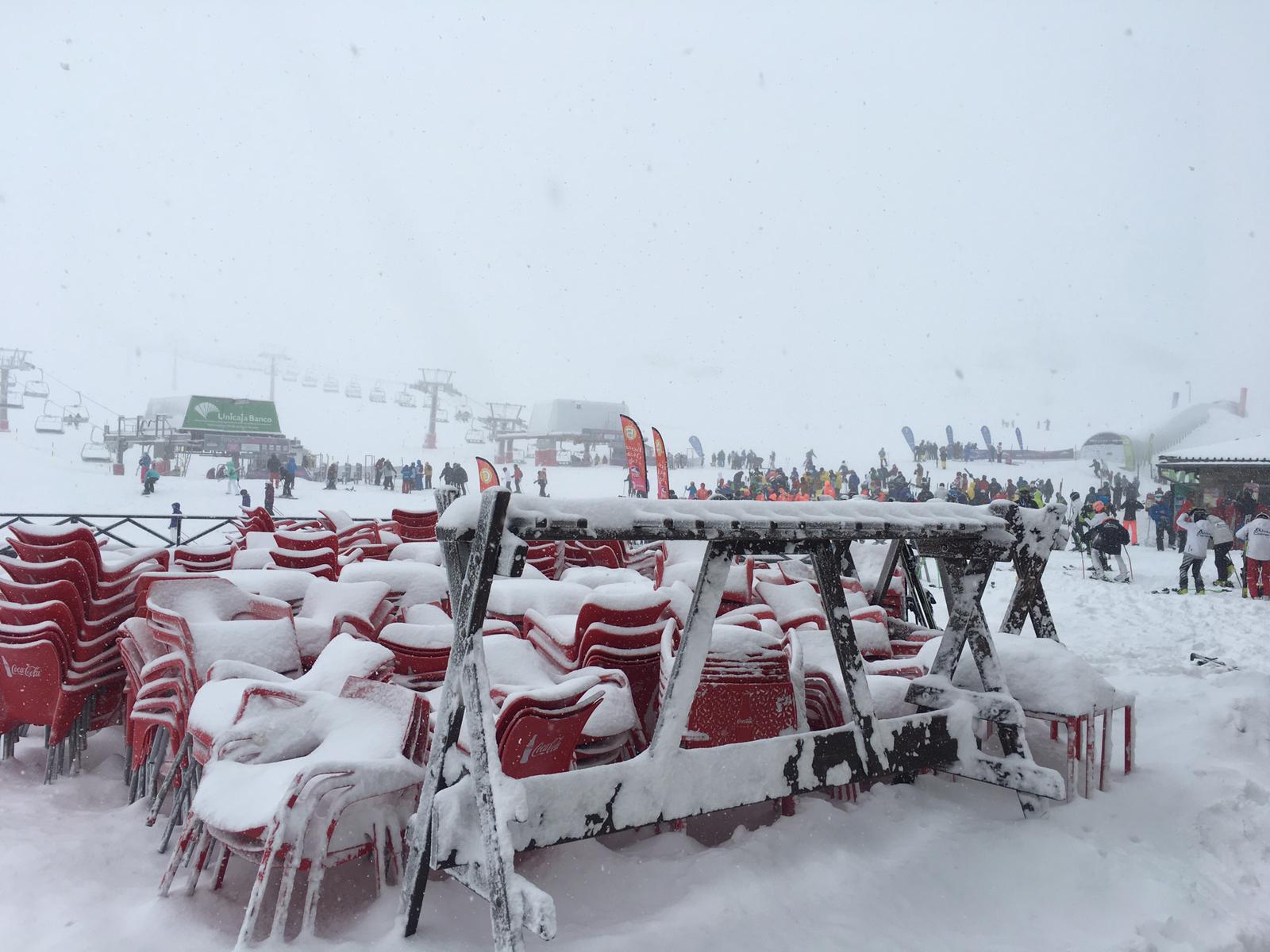 Horas de mucha nieve en la estación dejan imágenes típicamente invernales