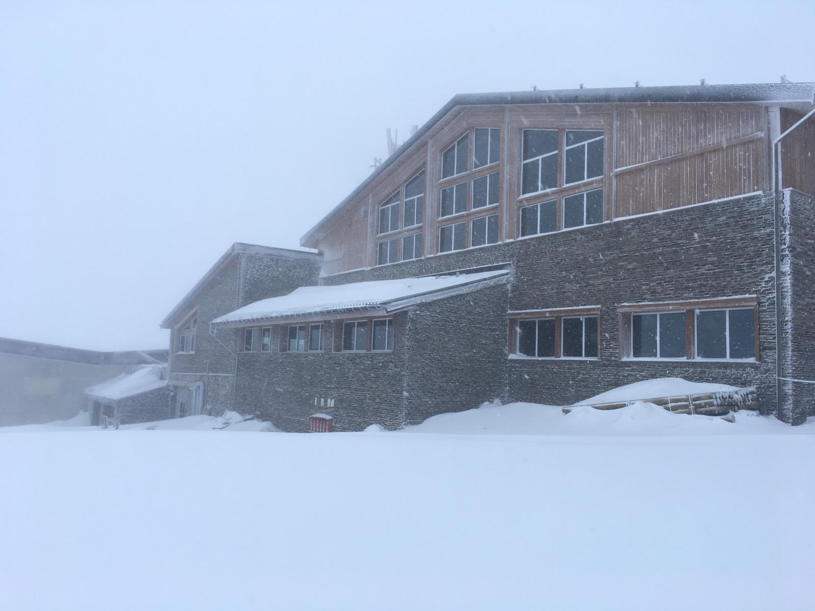 Horas de mucha nieve en la estación dejan imágenes típicamente invernales