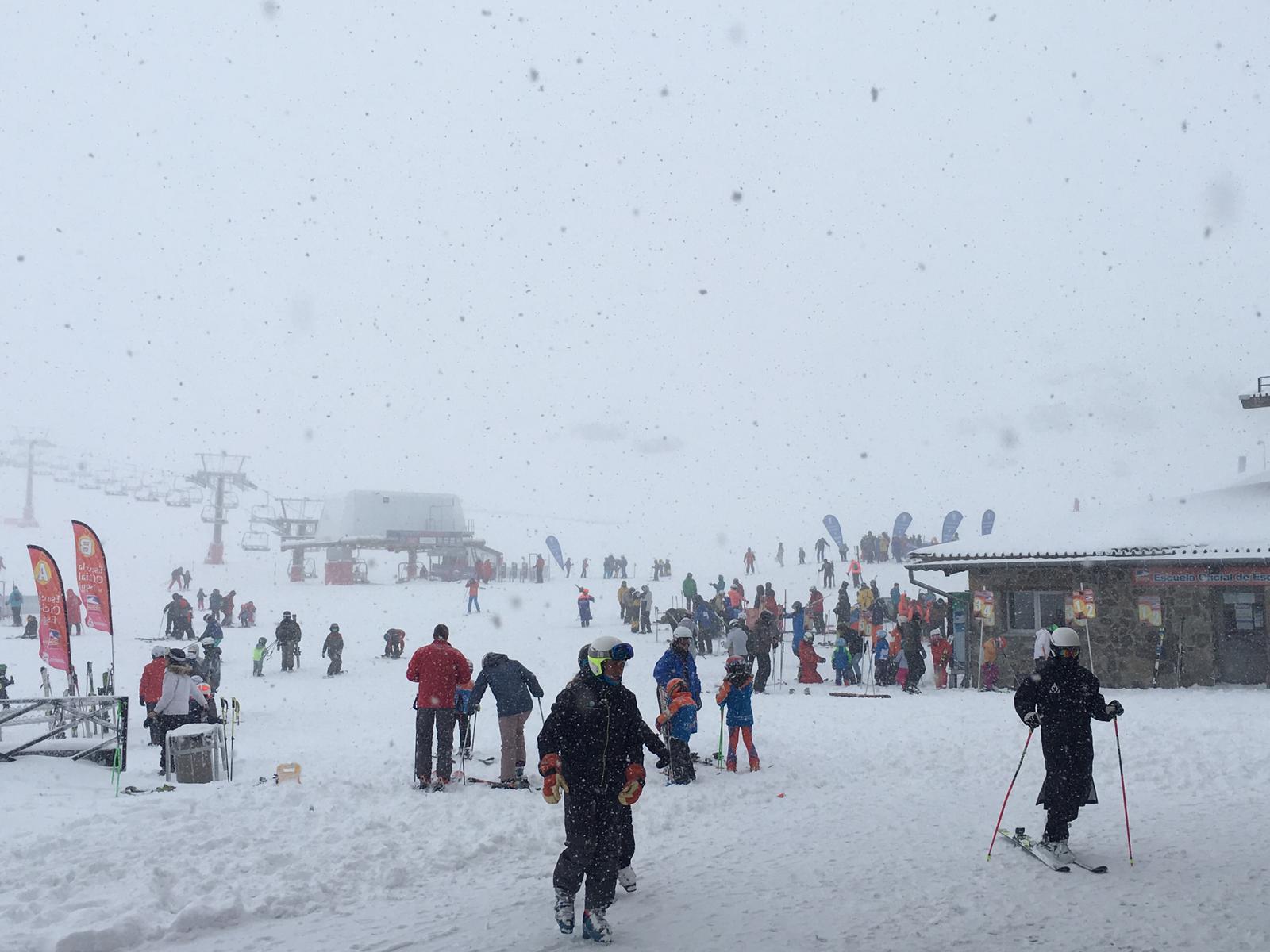 Horas de mucha nieve en la estación dejan imágenes típicamente invernales