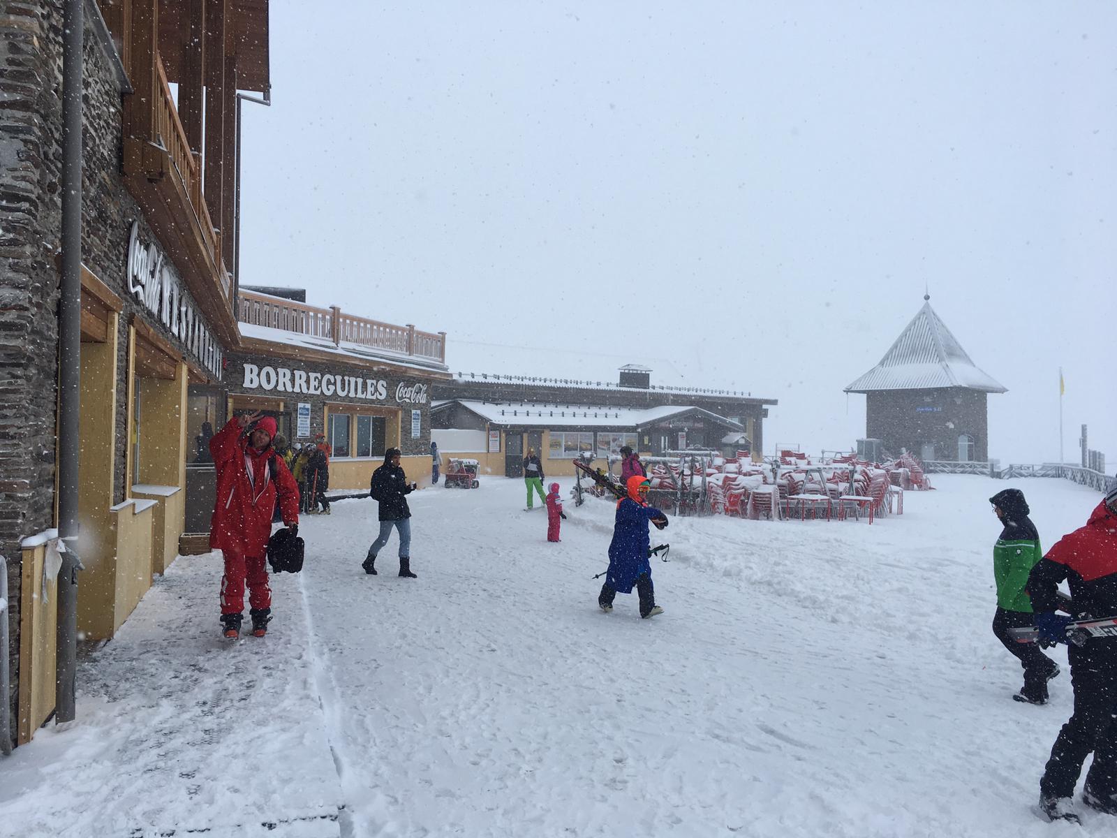 Horas de mucha nieve en la estación dejan imágenes típicamente invernales