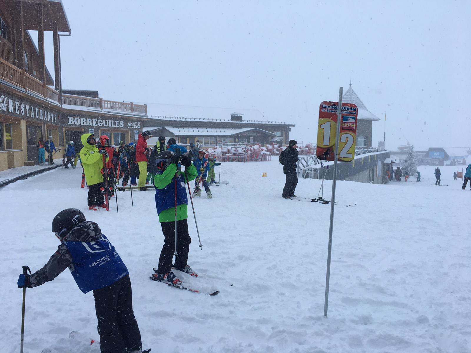 Horas de mucha nieve en la estación dejan imágenes típicamente invernales