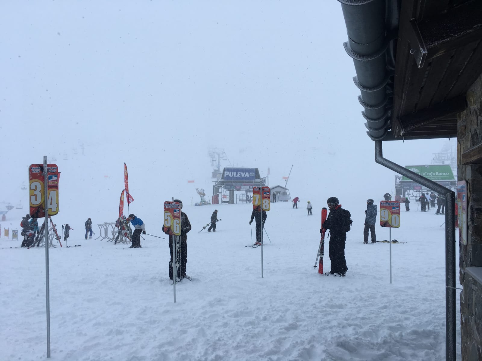 Horas de mucha nieve en la estación dejan imágenes típicamente invernales